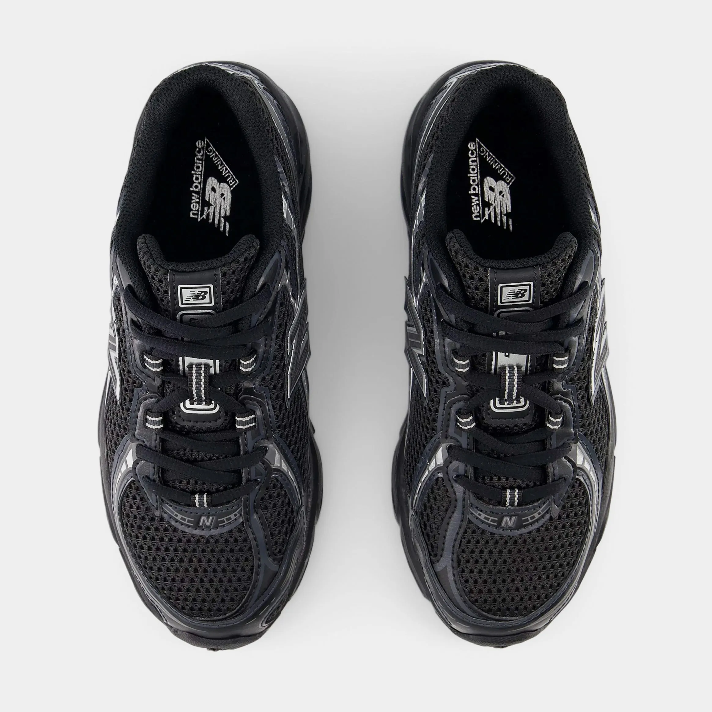 740 Grade School Running Shoes (Black/Silver Metallic)
